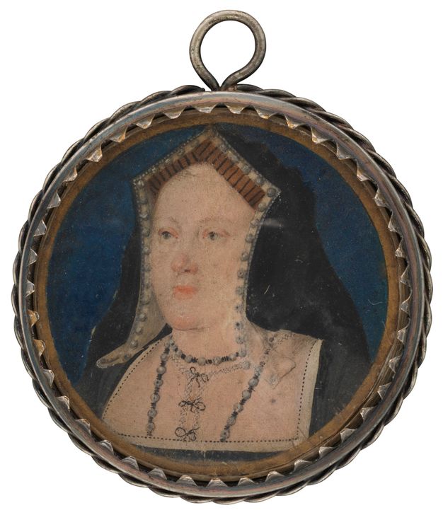 Watercolour. A pale-skinned woman wearing a peaked headdress looks to our left in this round portrait. She has wide-set, hooded eyes, and her mouth has a thin upper lip and full lower lip. She is against a marine-blue background.